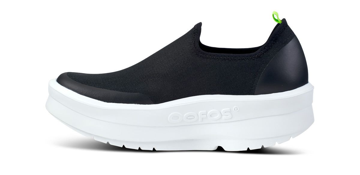 Oofos OOmega eeZee Low Shoe Schoenen Dames Wit Zwart | QM6124079